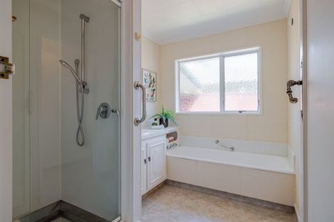 Photo of property in 17 Earl Place, Hokowhitu, Palmerston North, 4410