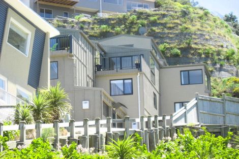 Photo of property in 2/19 Onslow Road, Khandallah, Wellington, 6035