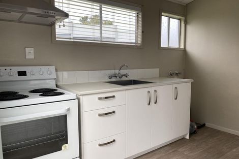 Photo of property in 2 Vera Road, Te Atatu South, Auckland, 0610