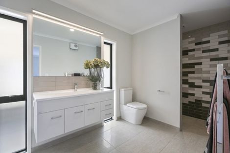 Photo of property in 2 Oakmont Crescent, Waiwhakaiho, New Plymouth, 4312