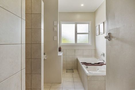 Photo of property in 99 Lake Crescent, Hamilton Lake, Hamilton, 3204