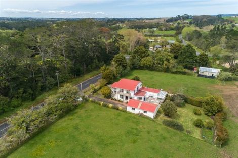 Photo of property in 164 Motu Road, Kumeu, 0891