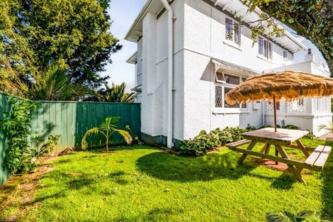 Photo of property in 6 Ridge Lane, New Plymouth, 4310