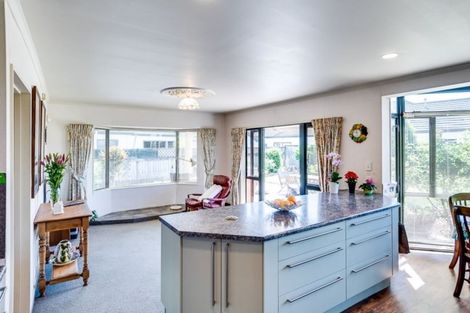 Photo of property in 10 Knightsbridge Place, Taradale, Napier, 4112