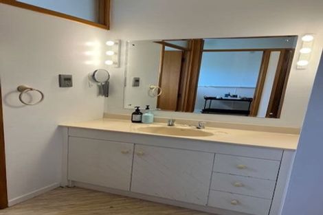 Photo of property in 2 Ravenwood Drive, Forrest Hill, Auckland, 0620