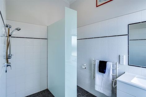 Photo of property in 3a Seapoint Road, Bluff Hill, Napier, 4110