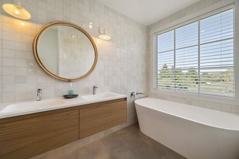 Photo of property in 5 Lens Way, Acacia Bay, Taupo, 3385