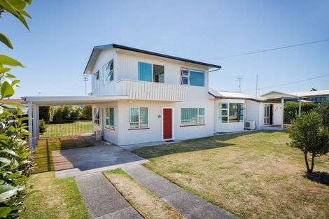 Photo of property in 35 Shortt Street, Foxton Beach, Foxton, 4815