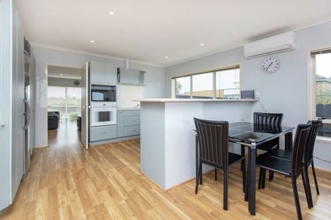 Photo of property in 204 Botany Road, Botany Downs, Auckland, 2010