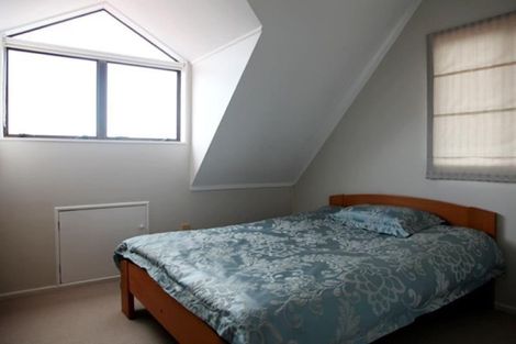 Photo of property in 17 Pitlochry Place, Highland Park, Auckland, 2010