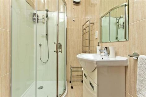 Photo of property in 212 East Coast Road, Forrest Hill, Auckland, 0620