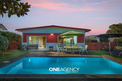 Photo of property in 85 Gloaming Hill, Titahi Bay, Porirua, 5022