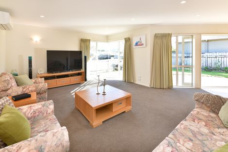 Photo of property in 168 Centreway Road, Orewa, 0931