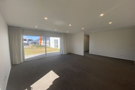 Photo of property in 12 Promontory Crescent, Newlands, Wellington, 6037
