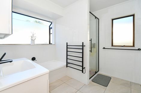 Photo of property in 15 Oakmont Place, Wattle Downs, Auckland, 2103