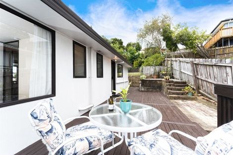 Photo of property in 2/28 Exeter Place, Unsworth Heights, Auckland, 0632