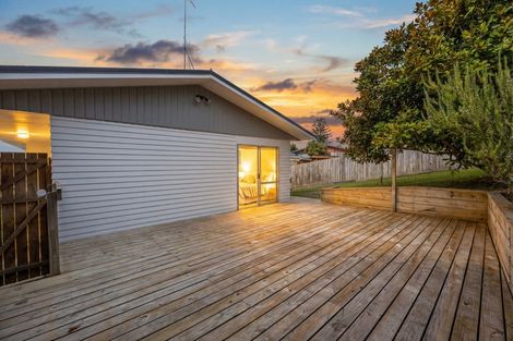 Photo of property in 3 Idyll Place, Northcross, Auckland, 0632