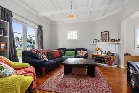 Photo of property in 4 Fruitvale Road, New Lynn, Auckland, 0600