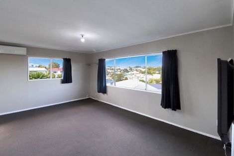 Photo of property in 23a Brooker Grove, Newlands, Wellington, 6037