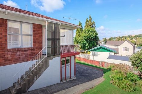 Photo of property in 2/10 Lambrown Drive, Totara Vale, Auckland, 0629