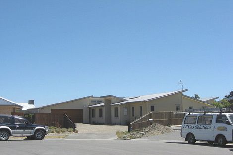 Photo of property in 18 Papaumu Green, Parklands, Christchurch, 8083