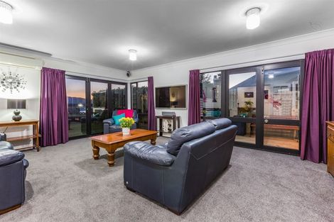 Photo of property in 2 Seascape View, Paremata, Porirua, 5024