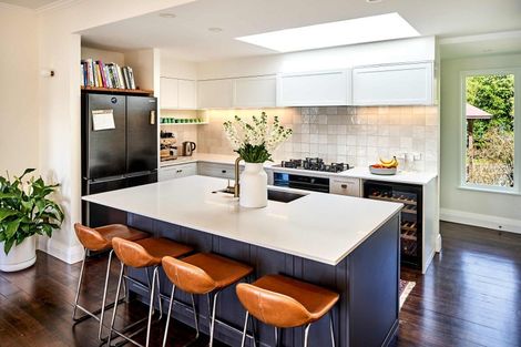 Photo of property in 89 Paremata Road, Paremata, Porirua, 5024