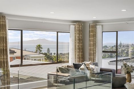 Photo of property in 1/28 Knights Road, Rothesay Bay, Auckland, 0630