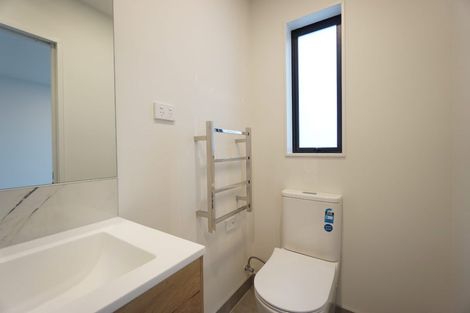 Photo of property in 3/26 Buscomb Avenue, Henderson, Auckland, 0610