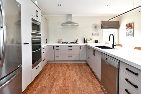 Photo of property in 6 Raabia Close, Parakai, 0830