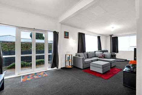 Photo of property in 15a Queens Road, Glen Avon, New Plymouth, 4312