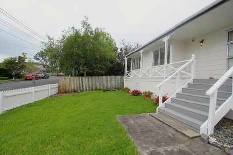 Photo of property in 2/12 Sherwood Avenue, Te Atatu South, Auckland, 0610