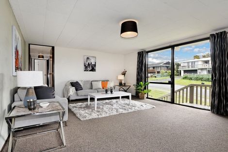 Photo of property in 1/4 Hanson Place, West Harbour, Auckland, 0618