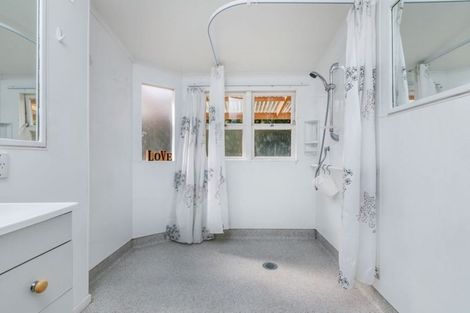 Photo of property in 49 Totaravale Drive, Totara Vale, Auckland, 0629