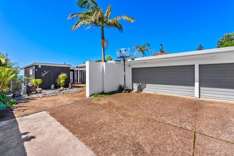 Photo of property in 17 Bournemouth Terrace, Murrays Bay, Auckland, 0630