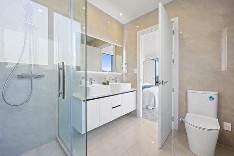 Photo of property in 40a The Esplanade, Eastern Beach, Auckland, 2012