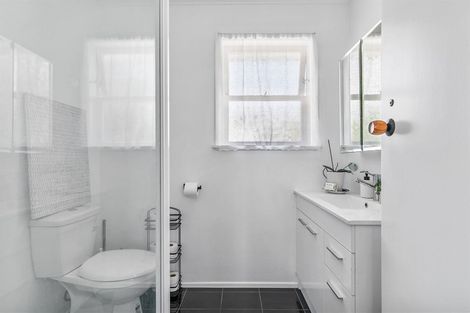 Photo of property in 15 Totaravale Drive, Totara Vale, Auckland, 0629