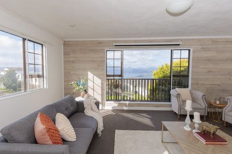 Photo of property in 15 Somes Crescent, Newlands, Wellington, 6037