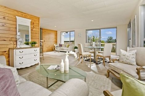 Photo of property in 9 Jumento Place, Unsworth Heights, Auckland, 0632