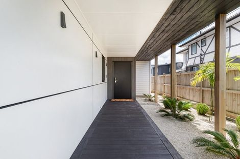 Photo of property in 43 Knights Road, Rothesay Bay, Auckland, 0630