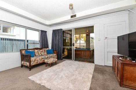 Photo of property in 18 Gilbass Avenue, Hamilton Lake, Hamilton, 3204