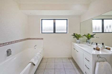 Photo of property in 8 Woodgate Court, Fitzherbert, Palmerston North, 4410