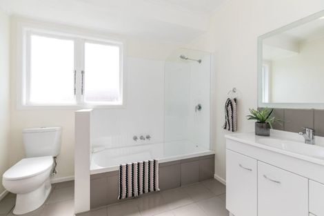 Photo of property in 2 Rhonda Avenue, Deanwell, Hamilton, 3206