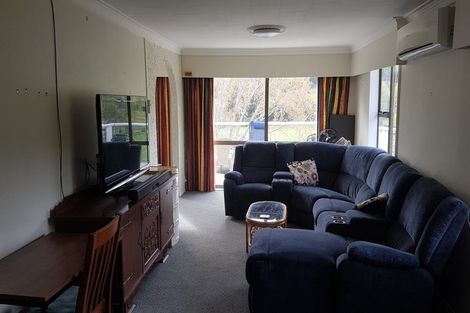 Photo of property in 46 Pinehaven Road, Pinehaven, Upper Hutt, 5019