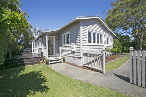Photo of property in 2/4 Cleve Road, Green Bay, Auckland, 0604