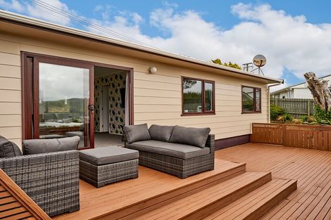 Photo of property in 15a Ruskin Road, Newlands, Wellington, 6037