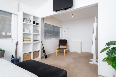 Photo of property in 6 Staincross Street, Green Bay, Auckland, 0604