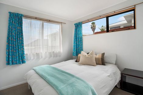 Photo of property in 2/219 Glenfield Road, Hillcrest, Auckland, 0627