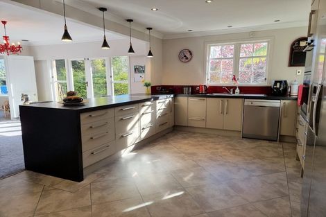 Photo of property in 14 Freemans Way, Pinehaven, Upper Hutt, 5019