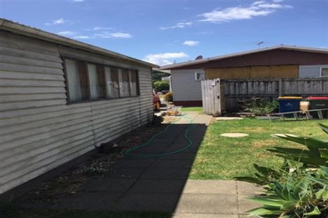 Photo of property in 17 Huruhuru Road, Massey, Auckland, 0614
